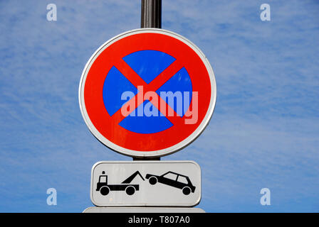 Panneau routier avec illustration de signification claire : les voitures en stationnement sera remorqué. Paris, France Banque D'Images