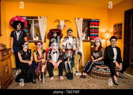 Groupe d'amis dans Dia de los Muertos le maquillage et costume, fête le Jour des morts dans le désert, en Californie, USA, Amérique du Nord Banque D'Images