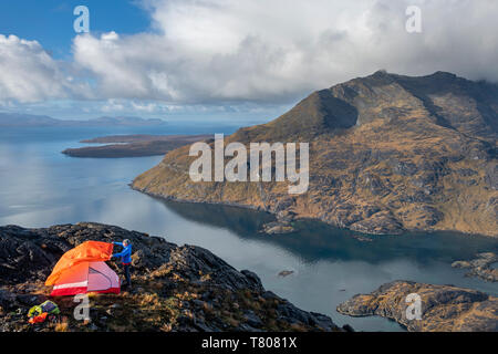 Camping sauvage sur le haut de Sgurr na ires à vers Loch Coruisk et la principale crête Cuillin, île de Skye, Hébrides intérieures, Ecosse, Royaume-Uni Banque D'Images