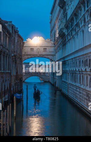 Les gondoles passer sous le Pont des Soupirs à côté du Palais des Doges à Venise au crépuscule, Venise, UNESCO World Heritage Site, Vénétie, Italie, Europe Banque D'Images