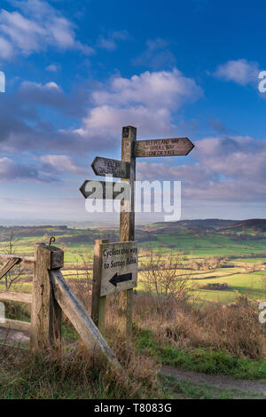 Panneau et vue éloignée sur la vallée de York de Whitestone Falaise, North Yorkshire Moors, Yorkshire, Angleterre, Royaume-Uni, Europe Banque D'Images