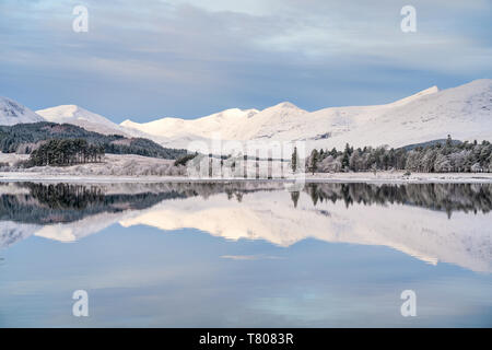 La neige, la glace et un givre autour de Loch Tulla en hiver, pont de Orchy, Argyll, Central Highlands, Ecosse, Royaume-Uni, Europe Banque D'Images