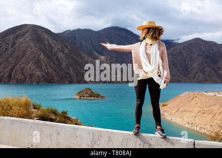 Femme en mi années '30 posant en barrage de Potrerillos, Mendoza, Argentine Banque D'Images