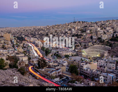 Cityscape vu de la colline de la Citadelle, au crépuscule, le gouvernorat d'Amman, Amman, Jordanie, Moyen-Orient Banque D'Images