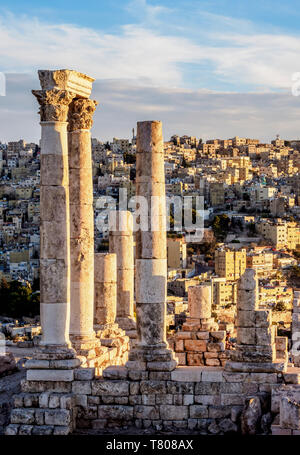 Ruines du temple d'Hercule au coucher du soleil, la citadelle d'Amman, Amman, Jordanie, le Gouvernorat de Moyen-orient Banque D'Images