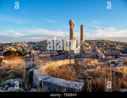 Ruines du temple d'Hercule au coucher du soleil, la citadelle d'Amman, Amman, Jordanie, le Gouvernorat de Moyen-orient Banque D'Images