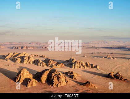 Paysage de Wadi Rum au lever du soleil, vue aérienne d'un ballon, le gouvernorat d'Aqaba, Jordanie, Moyen-Orient Banque D'Images