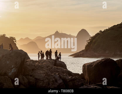 Vue sur les roches de Piratininga vers Rio de Janeiro, coucher de soleil, Niteroi, Etat de Rio de Janeiro, Brésil, Amérique du Sud Banque D'Images