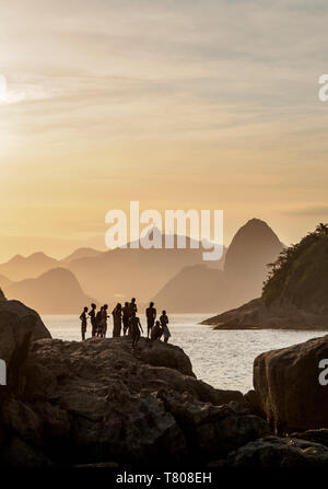 Vue sur les roches de Piratininga vers Rio de Janeiro, coucher de soleil, Niteroi, Etat de Rio de Janeiro, Brésil, Amérique du Sud Banque D'Images