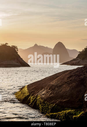 Vue sur les roches de Piratininga vers Rio de Janeiro, coucher de soleil, Niteroi, Etat de Rio de Janeiro, Brésil, Amérique du Sud Banque D'Images