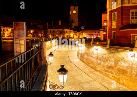 Sibiu, Roumanie - 22 Avril 2019 : La vue de menteurs (Pont Podul Minciunilor) vers le petit carré (Piata Mica) et la tour de l'horloge à Sibiu (Hermannsta Banque D'Images