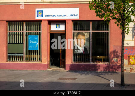 Sibiu, Roumanie - 21 Avril 2019 : PNL (Parti National Libéral Partidul, Parti National Libéral) bureau local, avec une photo de M. Klaus Werner Iohannis j Banque D'Images