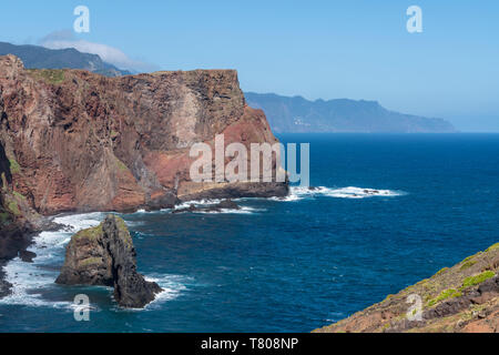 Les rochers et les falaises de l'océan Atlantique au point du Saint-Laurent. Canical, quartier de Machico, Madeira, Portugal, Europe, Atlantique Banque D'Images