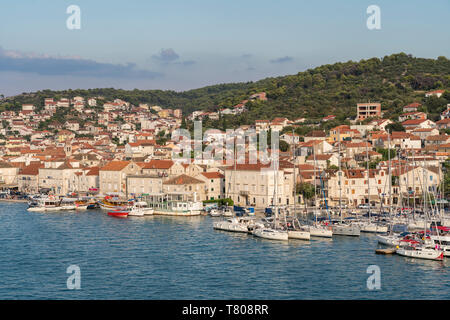 Vue sur le port de l'île de Ciovo, Trogir tour de Karmelengo, comté de Split-Dalmatie, Italy, Europe Banque D'Images