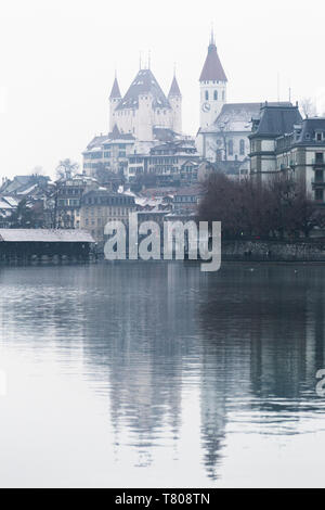 Vieille ville de Thoune se reflète dans la rivière Aare, Thoune, Canton de Berne, Suisse, Europe Banque D'Images