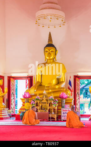 Moines à Mongkol Nimit temple (WAT) dans la vieille ville de Phuket, Phuket, Thaïlande, Asie du Sud, Asie Banque D'Images