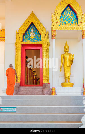 Un moine du temple (Wat Mongkol Nimit) dans la vieille ville de Phuket, Phuket, Thaïlande, Asie du Sud, Asie Banque D'Images