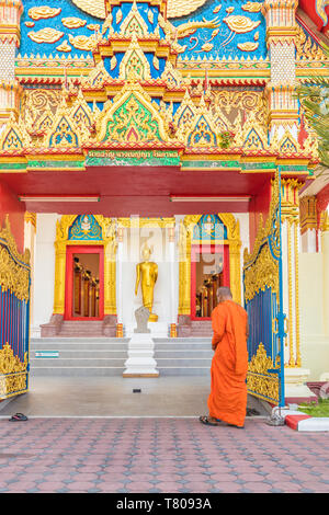 Un moine du temple (Wat Mongkol Nimit) dans la vieille ville de Phuket, Phuket, Thaïlande, Asie du Sud, Asie Banque D'Images