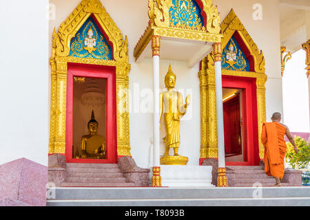 Un moine du temple (Wat Mongkol Nimit) dans la vieille ville de Phuket, Phuket, Thaïlande, Asie du Sud, Asie Banque D'Images