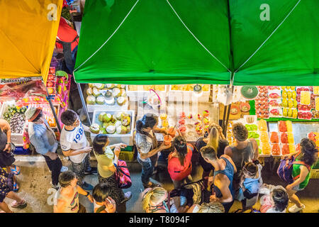 Une vue aérienne d'un étal de fruits au marché de Banzaan nuit à Patong, Phuket, Thaïlande, Asie du Sud, Asie
