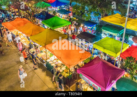 Une vue aérienne du marché Banzaan nuit à Patong, Phuket, Thaïlande, Asie du Sud, Asie