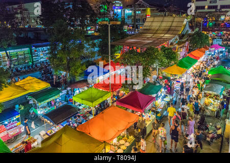 Une vue aérienne du marché Banzaan nuit à Patong, Phuket, Thaïlande, Asie du Sud, Asie