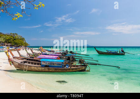 Long Tail boats sur l'île de Koh Tup dans Ao Nang, Krabi, Thaïlande, Asie du Sud, Asie Banque D'Images