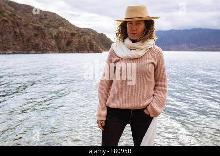 Femme en mi années '30 posant en barrage de Potrerillos, Mendoza, Argentine Banque D'Images