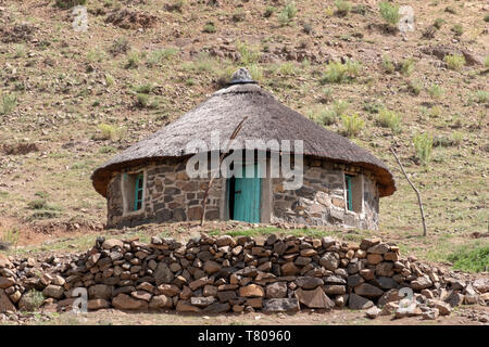 Malkerns, au Lesotho. Shepherd's hutte de terre dans les collines près de la ville de Mokhotlong, au nord-est du Lesotho, l'Afrique. Banque D'Images