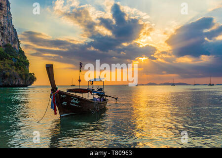 Une longue queue voile au coucher du soleil sur la plage de Railay Railay, Ao Nang, province de Krabi, Thaïlande, Asie du Sud, Asie Banque D'Images