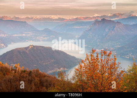 Le Lac d'Iseo, Monte Isola et Alpes Orobie au coucher du soleil avec brouillard en automne, la Province de Brescia, Lombardie, Italie, Europe Banque D'Images