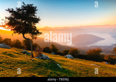 Le Lac d'Iseo et Monte Isola au coucher du soleil avec brouillard en automne, la Province de Brescia, Lombardie, Italie, Europe Banque D'Images