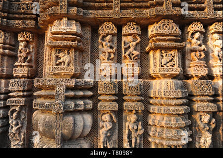 Ornately carved danseurs et musiciens sur le Temple du Soleil de Konark style Kalinga à Surya, UNESCO World Heritage Site, Odisha, Inde, Asie Banque D'Images