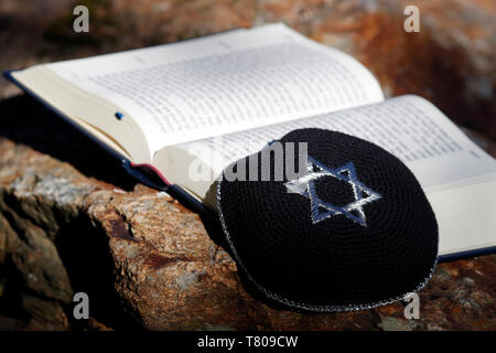 La Torah et de la kippa, deux symboles juifs, France, Europe Banque D'Images