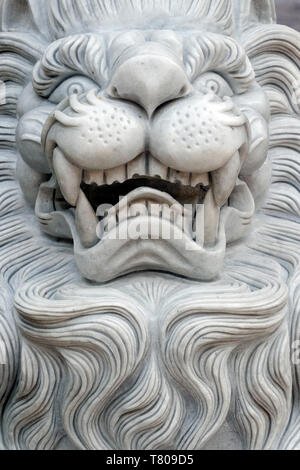 Tinh Xa Ngoc Chau temple bouddhiste, statue de lion gardien impérial, Chau Doc, le Vietnam, l'Indochine, l'Asie du Sud-Est, Asie Banque D'Images