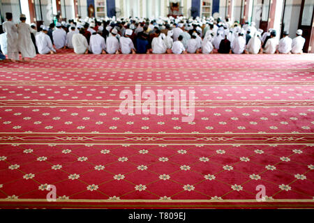 Mosquée Mosquée Ar-Rohmah, les hommes à la prière du vendredi (salat), Chau Doc, le Vietnam, l'Indochine, l'Asie du Sud-Est, Asie Banque D'Images