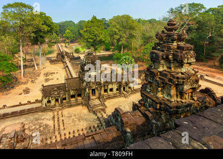 Voir à l'est de la terrasse du 11ème siècle restaurée temple pyramide du Baphuon à Angkor Thom, ville fortifiée, l'UNESCO d'Angkor, Siem Reap, Cambodge, Asie Banque D'Images