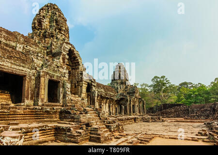 Galerie intérieure de l'ouest de tours et de quatre des 216 visages sculptés au temple Bayon à Angkor Thom, ville fortifiée, l'UNESCO d'Angkor, Siem Reap, Cambodge, Asie Banque D'Images