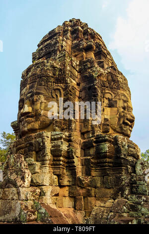 Tour à deux des 216 smiling faces grès au 12ème siècle temple Bayon à Angkor Thom Angkor, ville fortifiée, l'UNESCO, Siem Reap, Cambodge, Asie Banque D'Images