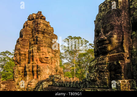 Tours et trois des 216 smiling faces grès au 12ème siècle temple Bayon à Angkor Thom Angkor, ville fortifiée, l'UNESCO, Siem Reap, Cambodge, Asie Banque D'Images