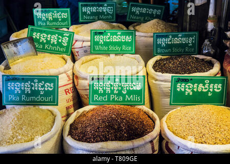 Différentes variétés de riz dans le vieux marché de PSAR Chas dans le centre de cette importante ville touristique NW, Siem Reap, Cambodge, Indochine, Asie Banque D'Images