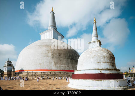 Saya Ruwanweli Dagoba (Stupa de sable doré), Anuradhapura, UNESCO World Heritage Site, North Central Province, Sri Lanka, Asie Banque D'Images