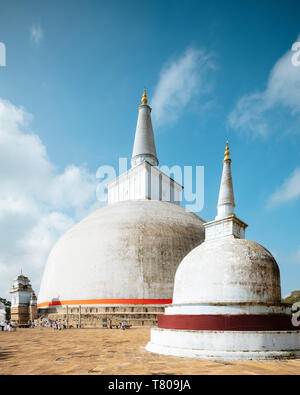 Saya Ruwanweli Dagoba (Stupa de sable doré), Anuradhapura, UNESCO World Heritage Site, North Central Province, Sri Lanka, Asie Banque D'Images