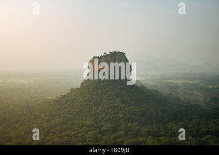 Avis de Sigiriya de Pidurangula à l'aube, la Province du Centre, au Sri Lanka, en Asie Banque D'Images