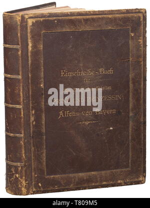 Le Prince Alphonse de Bavière (1862 - 1933) - un livre d'or de l'Alfons Palace l'album relié en cuir avec le titre à l'avant ensemble en lettres d'or (tr.) 'Livre de Leurs Altesses Royales le prince et la Princesse Alfons de Bavière". L'avant garde avec une dédicace pour l'anniversaire d'Alfons le 24 janvier 1911 et début de l'ouvrage. Il y a environ 250 pages avec des centaines d'autographes et dédicaces les plus éminentes personnalités parmi la noblesse, politiciens, classe moyenne, et l'armée. Noms impressionnants tels que Bothmer Graf, c. , Additional-Rights Clearance-Info-Not-Available- Banque D'Images