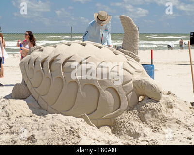 Todd Pangborn travaille sur son sable sculpture d'une tortue de mer, 'loin des yeux, loin du Cœur,' au Texas 2019 Sandfest à Port Aransas, Texas USA. Banque D'Images