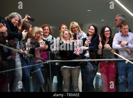 Munich, Allemagne. 09 mai, 2019. Les employés de Siemens observer la visite du Prince Charles au siège de Siemens. Crédit : Michael Dalder/Reuters/Piscine/dpa/Alamy Live News Banque D'Images