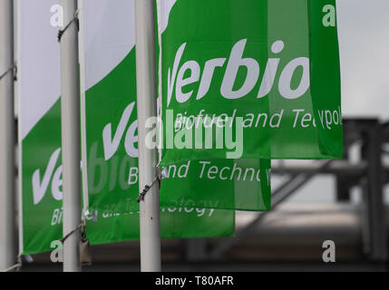 Schwedt, Allemagne. 09 mai, 2019. 09 mai 2019, le Brandebourg, Schwedt/Oder : Le logo de l'entreprise peut être vu sur l'un des drapeaux en face de Diesel Verbio Schwedt, prises au cours de la voyage de presse de l'Agence pour les énergies renouvelables. Photo : Monika Skolimowska/dpa-Zentralbild/ZB : dpa Crédit photo alliance/Alamy Live News Banque D'Images