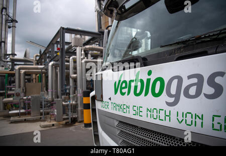 Schwedt, Allemagne. 09 mai, 2019. 09 mai 2019, le Brandebourg, Schwedt/Oder : un camion avec l'inscription 'gaz Verbio' se trouve en face d'une usine d'éthanol dans les locaux de l'éthanol Verbio Schwedt GmbH & Co. KG, prises au cours de la voyage de presse de l'Agence pour les énergies renouvelables. Photo : Monika Skolimowska/dpa-Zentralbild/ZB : dpa Crédit photo alliance/Alamy Live News Banque D'Images