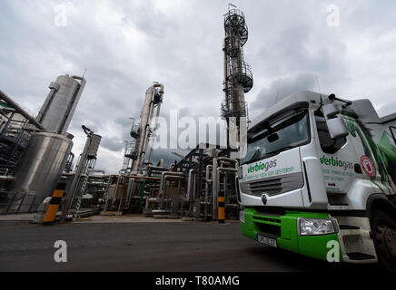 09 mai 2019, le Brandebourg, Schwedt/Oder : un camion avec l'inscription 'gaz Verbio' se trouve en face d'une usine d'éthanol dans les locaux de l'éthanol Verbio Schwedt GmbH & Co. KG, prises au cours de la voyage de presse de l'Agence pour les énergies renouvelables. Photo : Monika Skolimowska/dpa-Zentralbild/ZB Banque D'Images